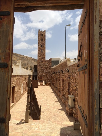 رئيس هيئة السياحة يوجه بترميم قرية “طبب” التراثية