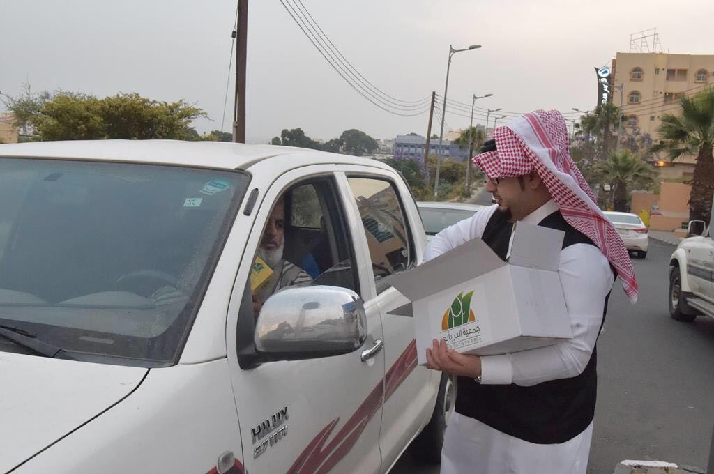 بر أبها تواصل تطوّعها الإنساني بتوزيع 130 ألف وجبة إفطار