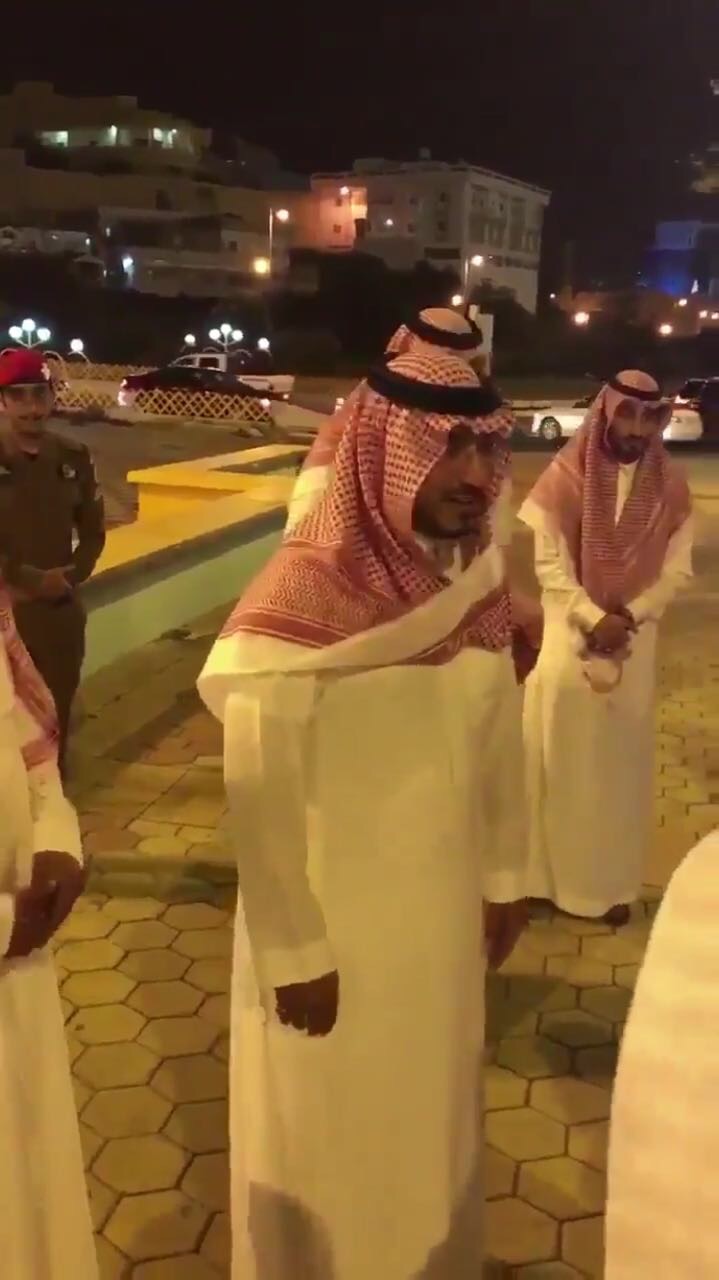 نائب أمير عسير يوقف موكبه للحديث مع رجال الهيئة في شارع الفن