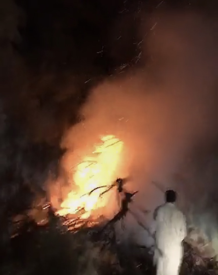 بالصور.. شباب الأضارع يخمدون حريق مزرعة قبل وصول الدفاع المدني
