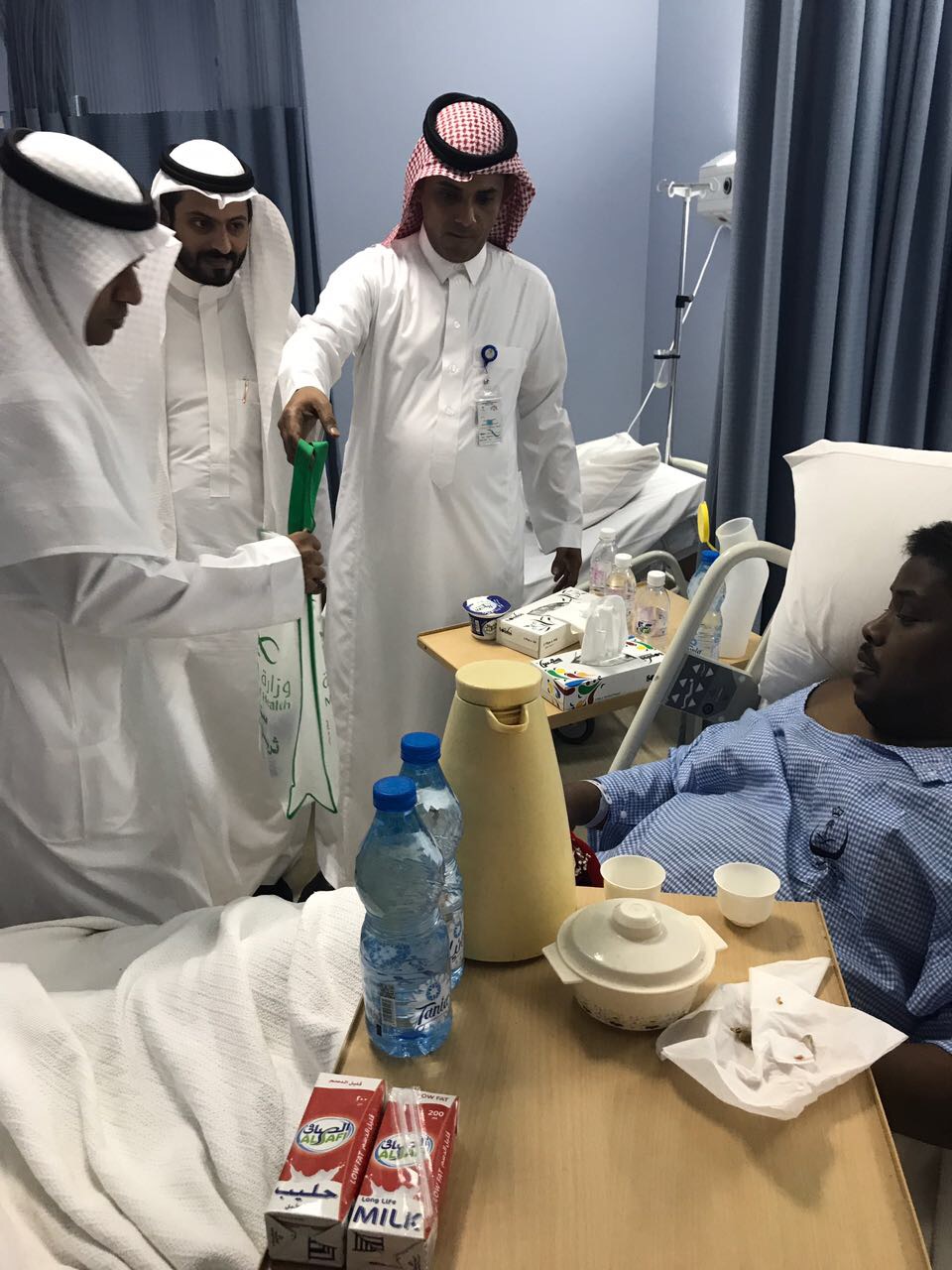 مدير صحة القنفذة يعايد المرضى المنومين بمستشفى ثريبان