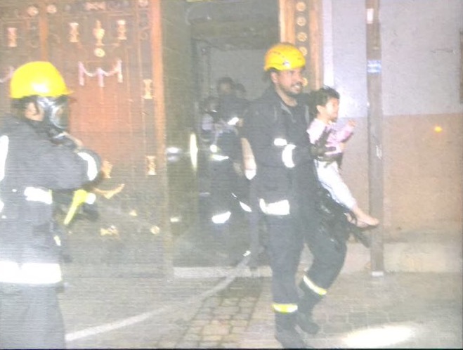 إنقاذ 11 شخصًا من حريق بناية بالمدينة المنورة