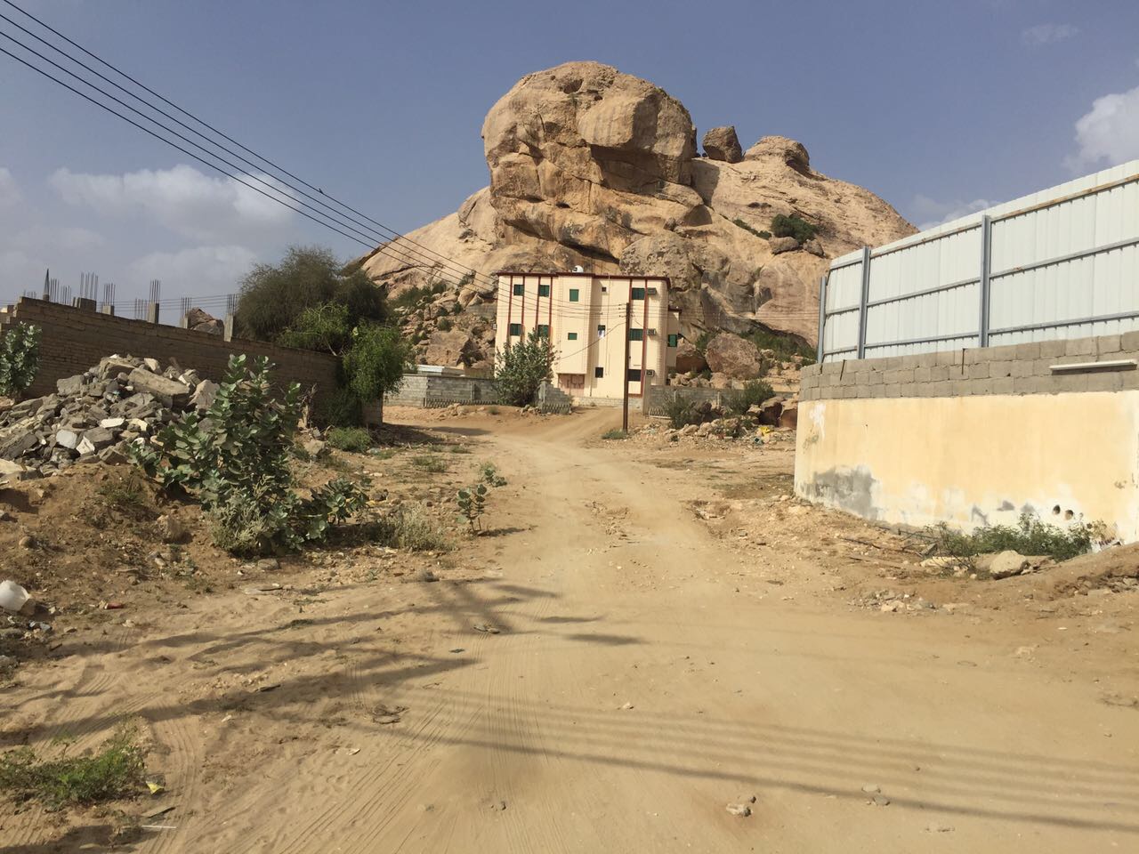 بالصور.. قرية البيضاء في بارق تشكو الإهمال منذ سنوات