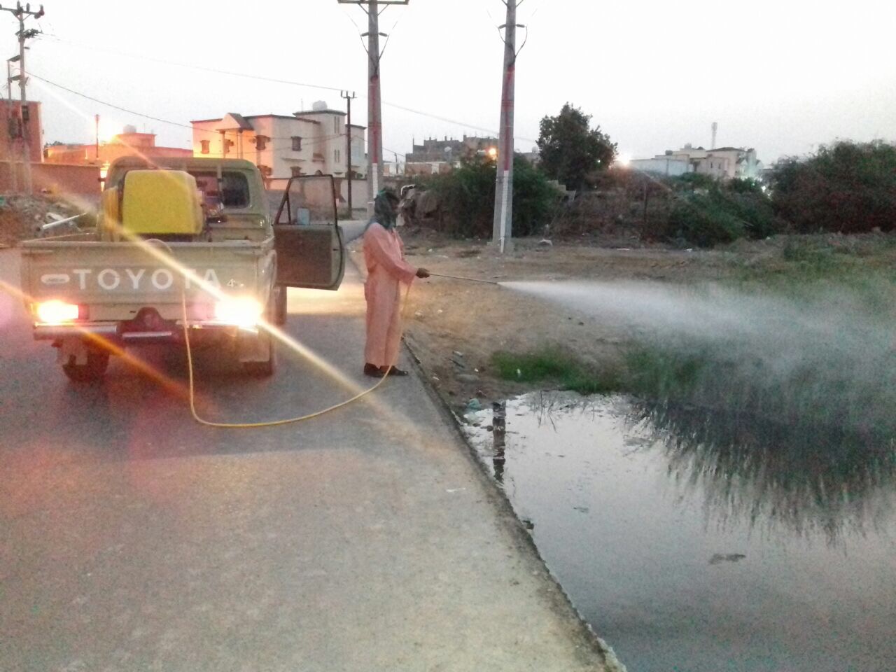 بالصور.. بلدية الدرب تواجه الباعوض والحشرات بالرش والمكافحة المنزلية