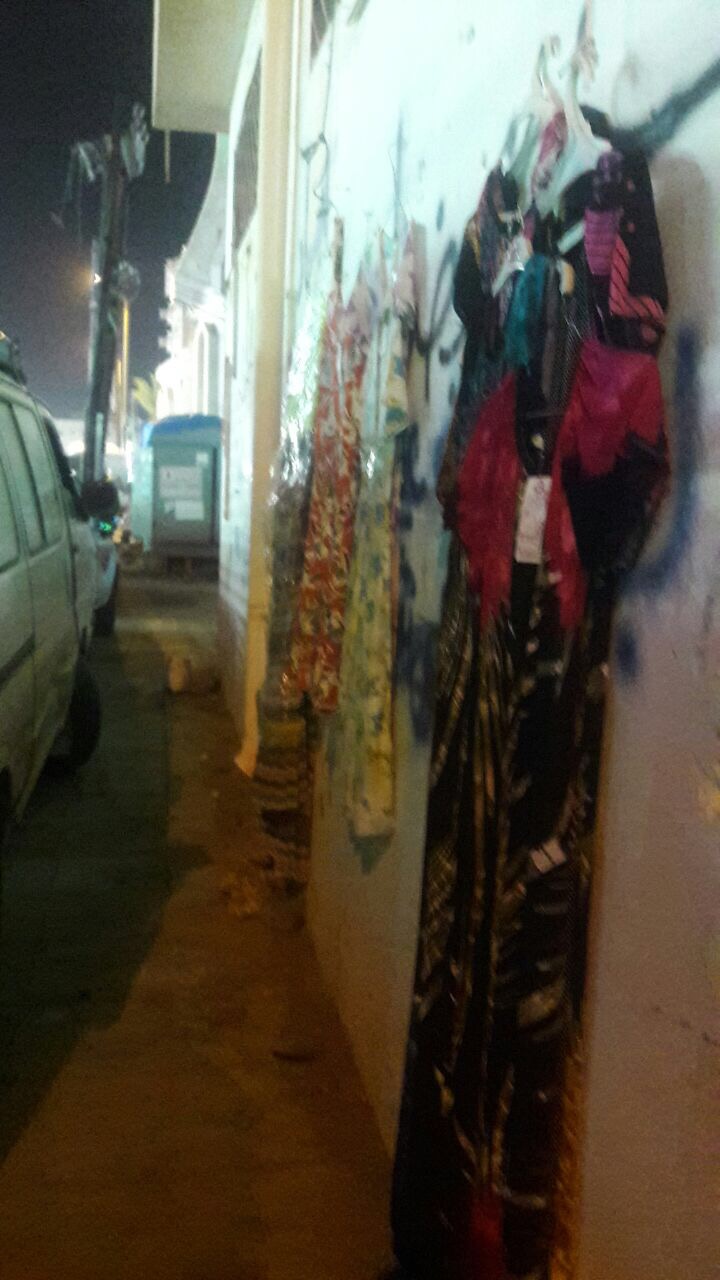 بالصور.. متجول يبيع ملابس العيد في دورات مياه “صامطة”!