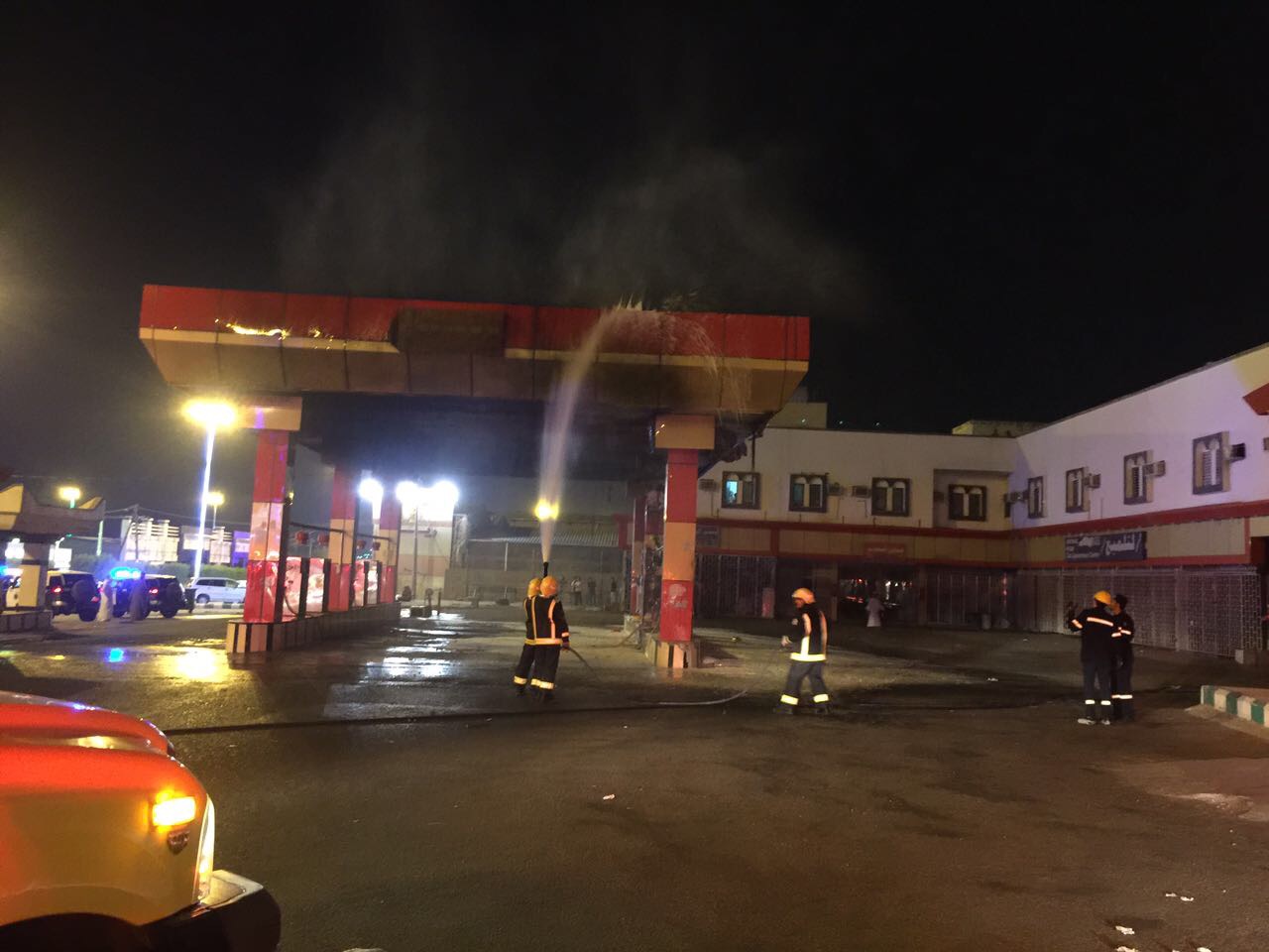 بالصور.. إخماد حريق اندلع في محطة وقود بطريق محائل خميس البحر