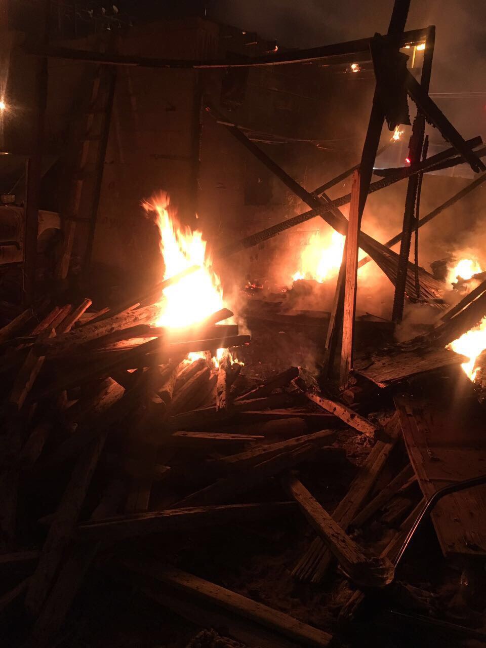 بالصور.. عبث أطفال يشعل حريقاً بمخزن أخشاب بشرورة