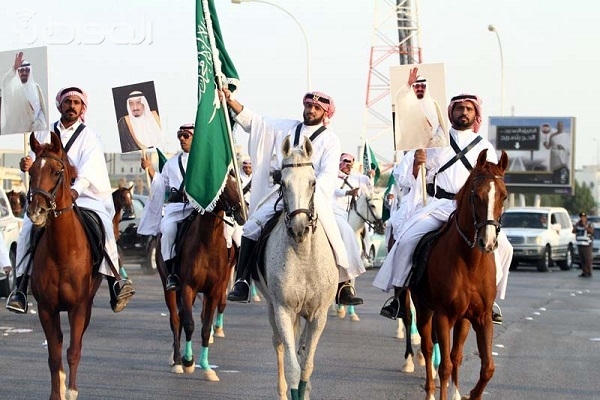 بالصور .. مسيرة الخيول تجذب سكان العاصمة في اليوم الوطني