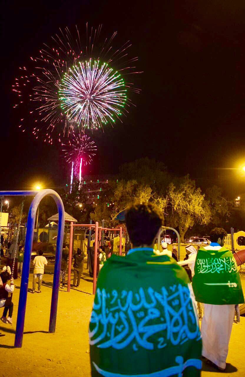 بالصور.. علم المملكة على الوجوه والألعاب النارية تضيء سماء الباحة احتفالًَا باليوم الوطني