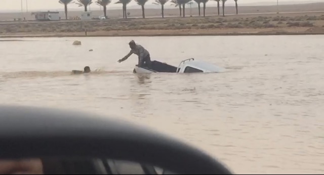 شاهد .. غرق وافد مصري داخل وادي إسكان مطار الملك خالد 