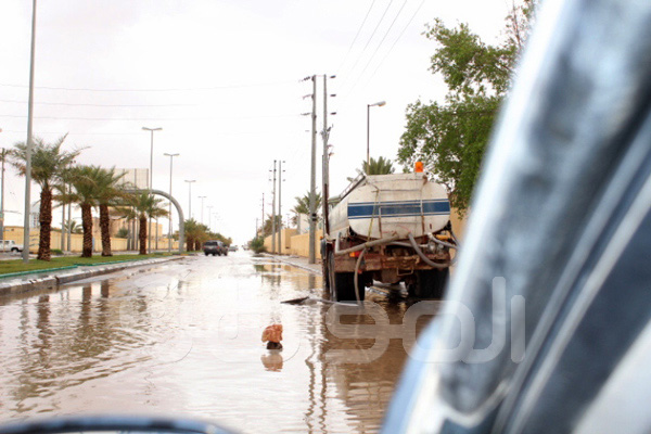 بلديّة رفحاء تسحب مياه الأمطار المتجمّعة