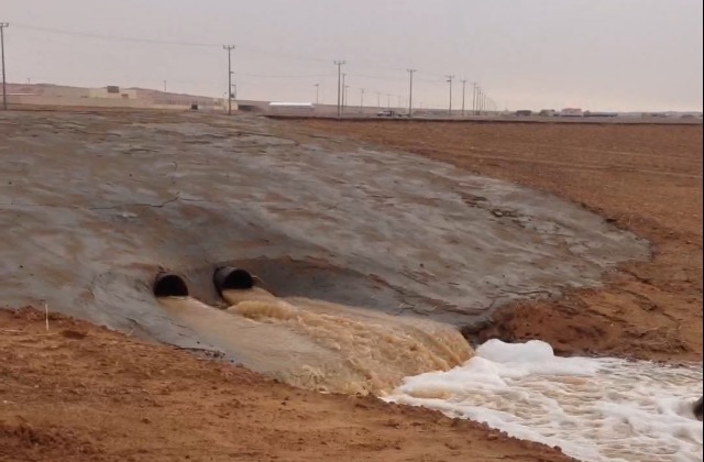 شاهد .. بالصور والفيديو أمطار متوسطة الى غزيرة على رفحاء وضواحيها