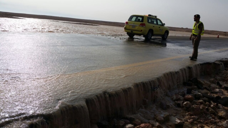 شاهد .. بالصور والفيديو أمطار متوسطة الى غزيرة على رفحاء وضواحيها