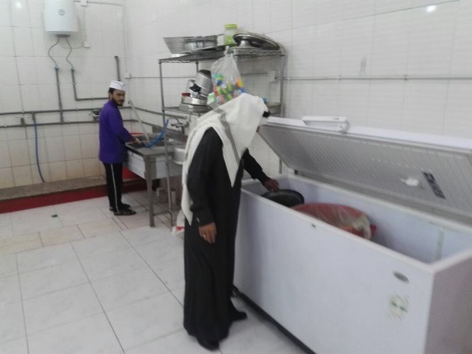 بالصور .. مواد منتهية الصلاحية تغلق محلًا للمنتجات الشامية برفحاء