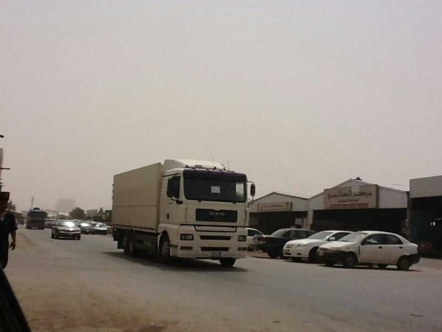 بالصور.. “المواطن” تتابع رحلة هروب الشاحنات عبر “صناعية الفوار”