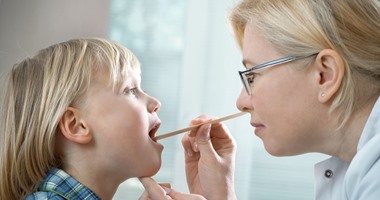 10 طرق طبيعية لعلاج التهاب الحلق عند الأطفال