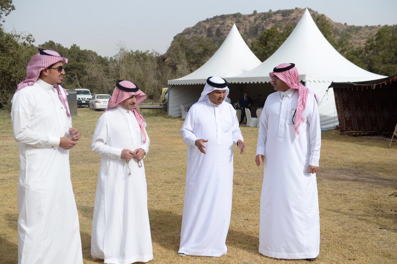 فنان العرب محمد عبده يجدد علاقة العشق بجمال عسير من منتزه الجرة