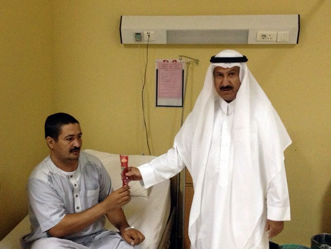 محافظ تربة يشارك المنومين بالمستشفيات فرحة العيد