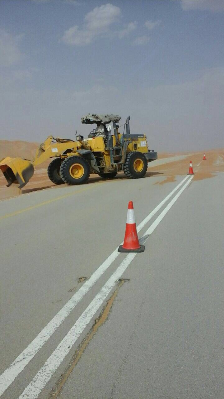 بالصور.. إزالة مخالفات العاصفة الرملية من طريق نجران شرورة