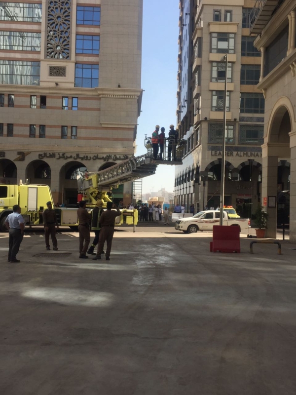 بالصور .. مدني المدينة ينقذ 24 شخصًا في حادث حريق و4 عمال علقوا بواجهة فندق 