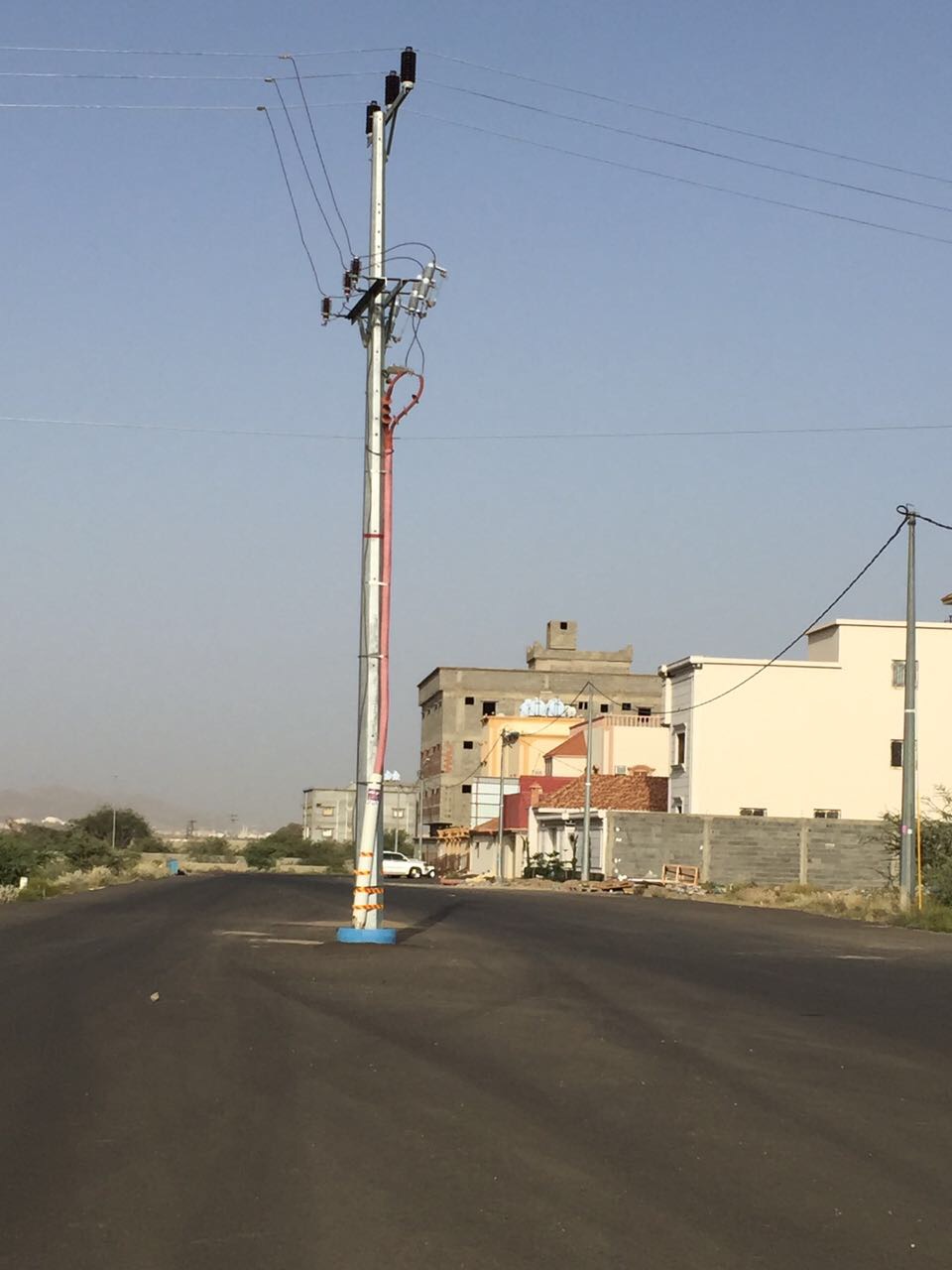 بالصور.. شوارع حي لزمة في أحد رفيدة تتوسطها أعمدة الكهرباء!
