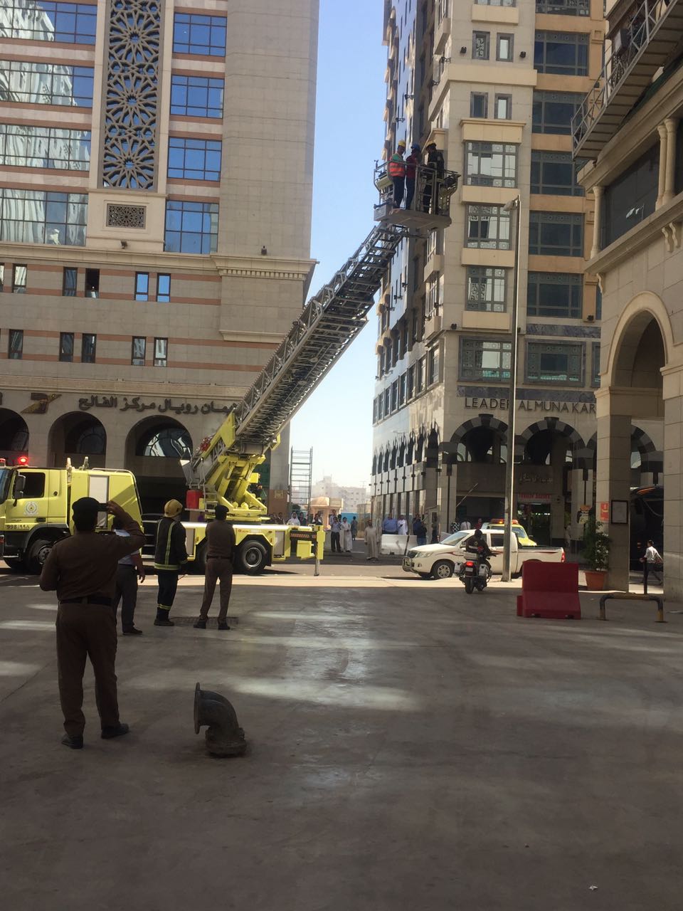 بالصور.. إنقاذ 24 شخصًا احتجزهم حريق عمارة سكنية في #المدينة