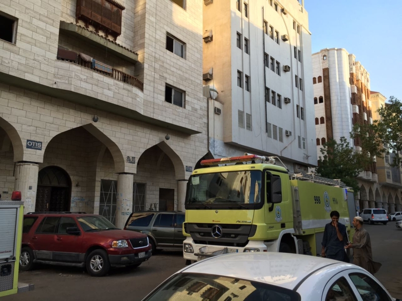بالصور .. مدني المدينة ينقذ 24 شخصًا في حادث حريق و4 عمال علقوا بواجهة فندق 