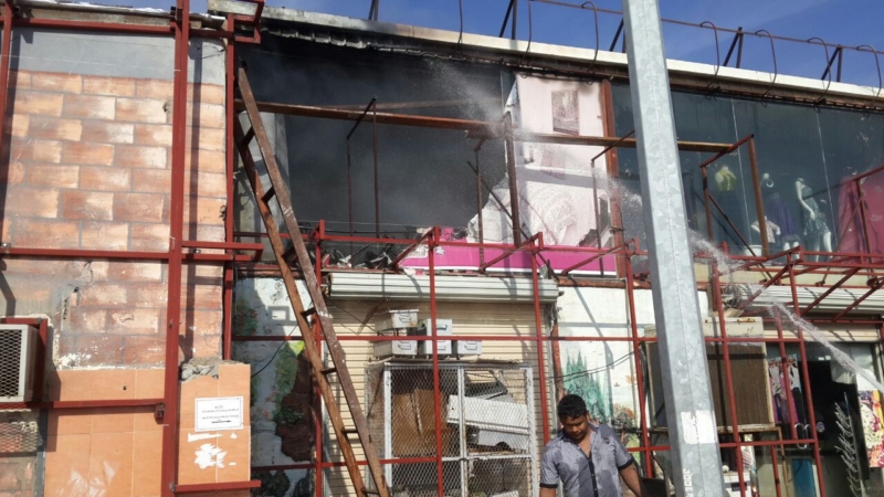 بالصور .. مدني ينبع يباشر حريقًا بمحل تجاري دون إصابات 