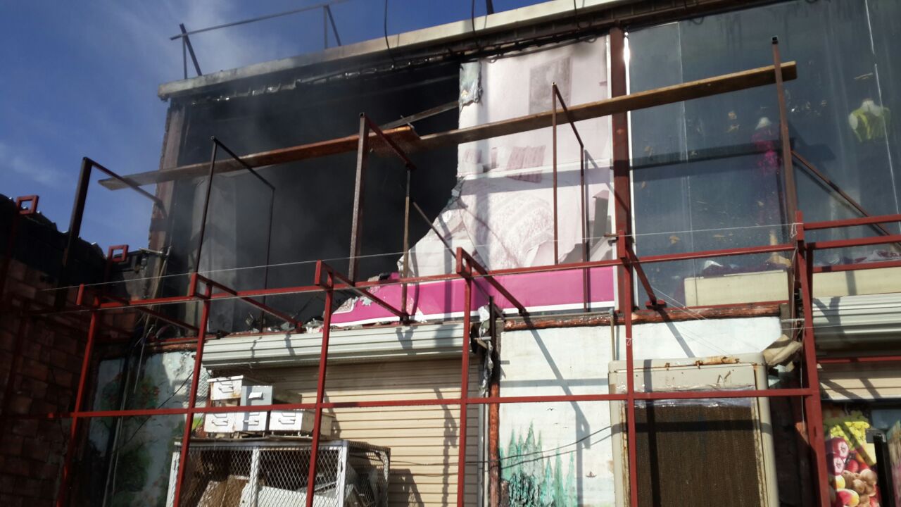 بالصور.. اندلاع حريق بمحل تجاري بينبع و”المدني” يباشر