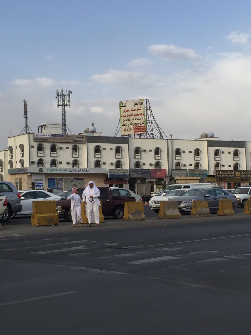 بالصور.. شلل على طريق الملك خالد بسبب مسار الدوران!