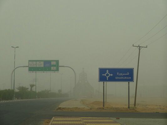 الغبار الكثيف يغطي شوارع ومنازل محافظة شرورة