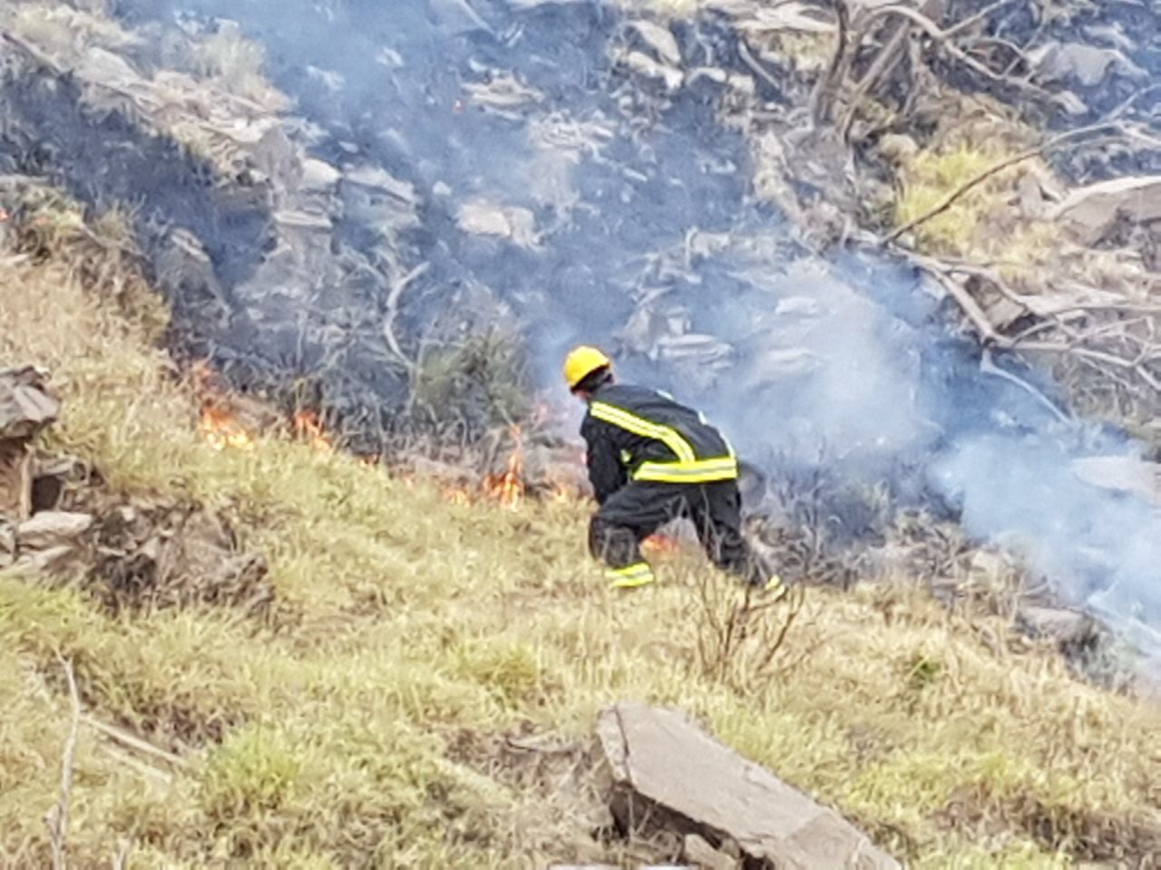 بالصور.. عبث مجهولين يُشعل حريقًا في أشجار وحشائش أعلى جبل شوكان