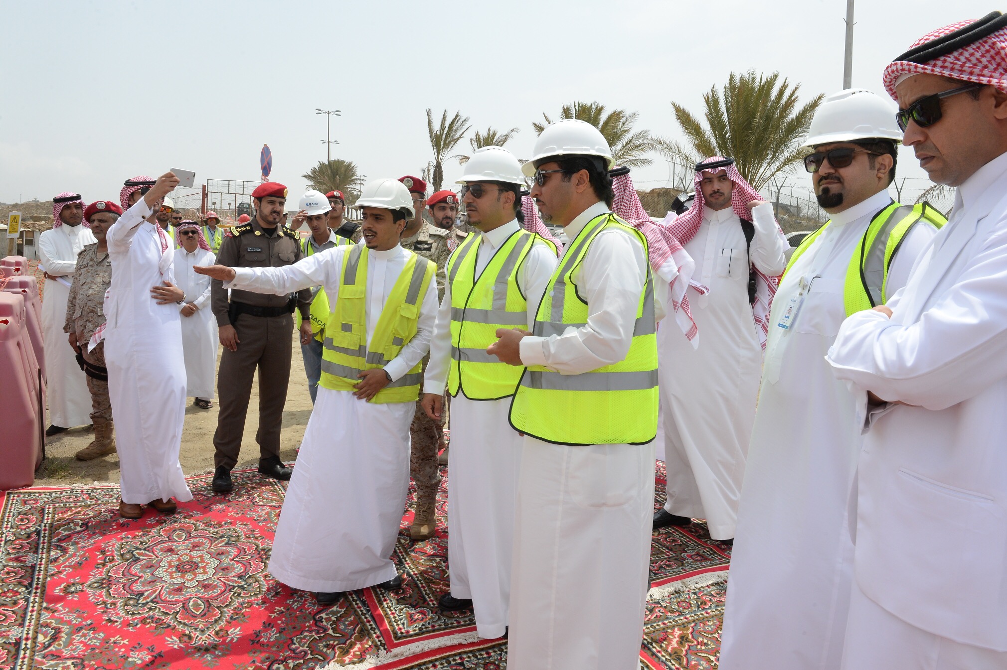 منصور بن مقرن يشدد على الانتهاء من تطوير مطار أبها وفق الخطة الزمنية
