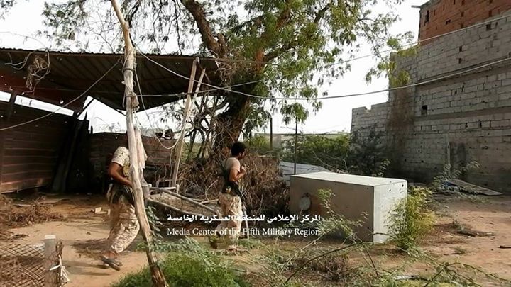 مقتل وإصابة عشرات الانقلابيين بنيران الجيش اليمني في ميدي