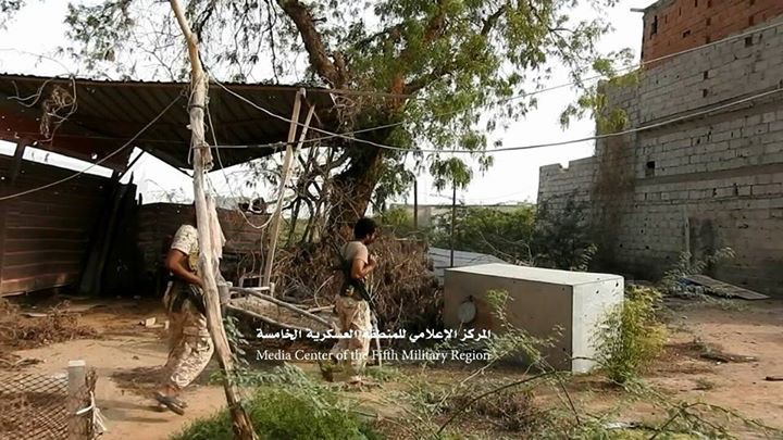 مقتل وإصابة عشرات الانقلابيين بنيران الجيش اليمني في ميدي