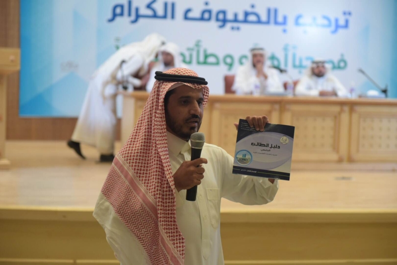 مدير جامعة الباحة يحث الطلاب على التواصل مع الكادر الأكاديمي لتلافي السلبيات