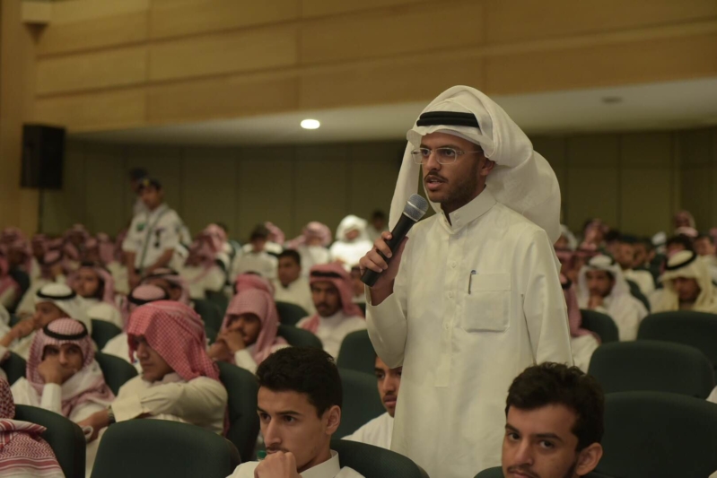 مدير جامعة الباحة يحث الطلاب على التواصل مع الكادر الأكاديمي لتلافي السلبيات