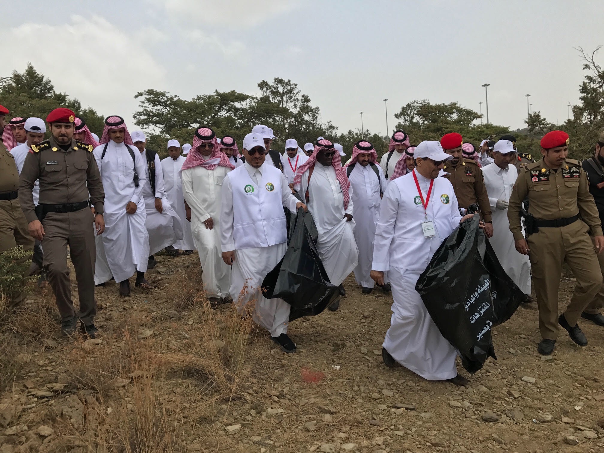 بالفيديو .. رد فعل منصور بن مقرن على ظاهرة إلقاء بقايا الأطعمة بالمتنزهات