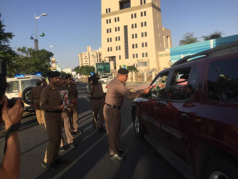 بالصور.. مدير شرطة عسير يوزّع الورود بمُناسبة اليوم الوطنيّ