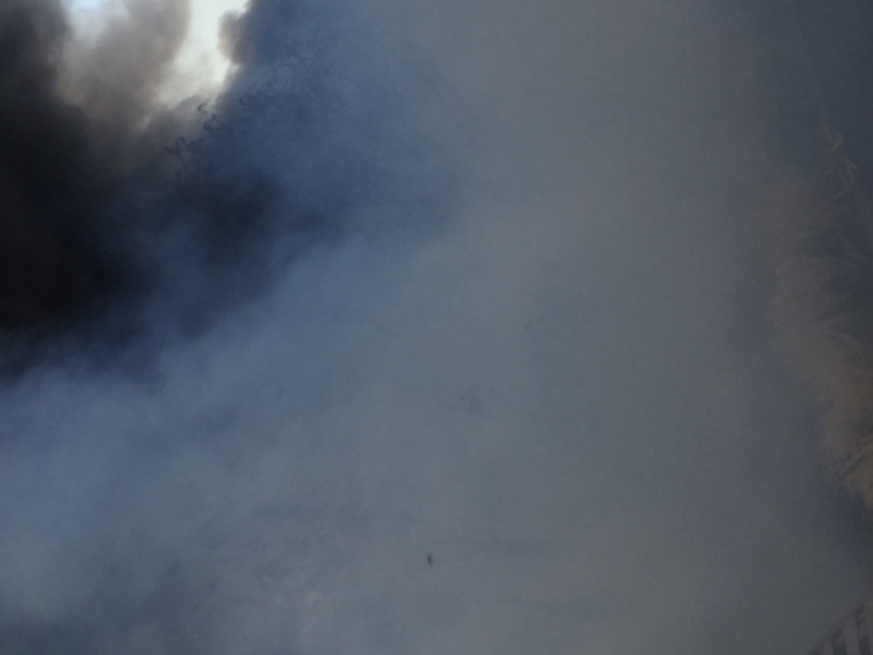 مدني خميس مشيط يكافح حريق هائل خلف مركز الواحهٌ مول