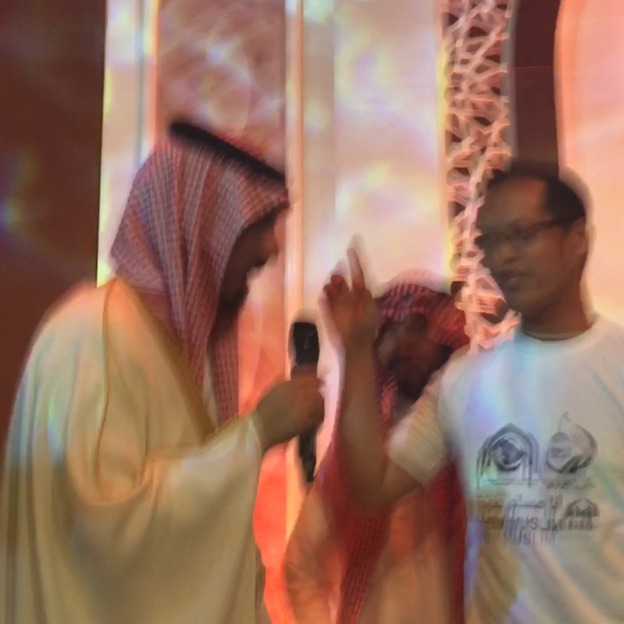 بالفيديو.. الأمير سعود بن خالد الكبير يلقن أحد المسلمين الجدد الشهادة