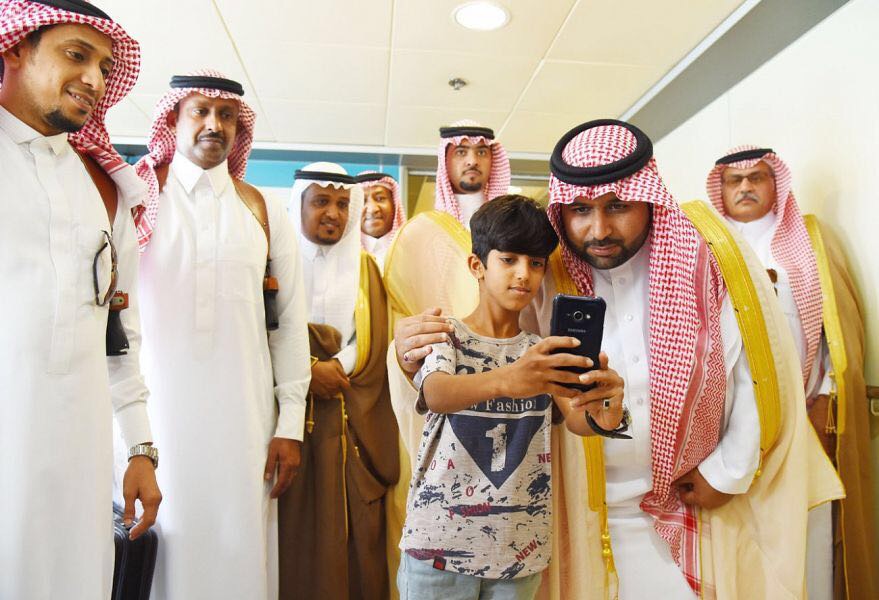 محمد بن عبدالعزيز يلبي رغبه طفل بصورة “سيلفي” على عبارة فرسان