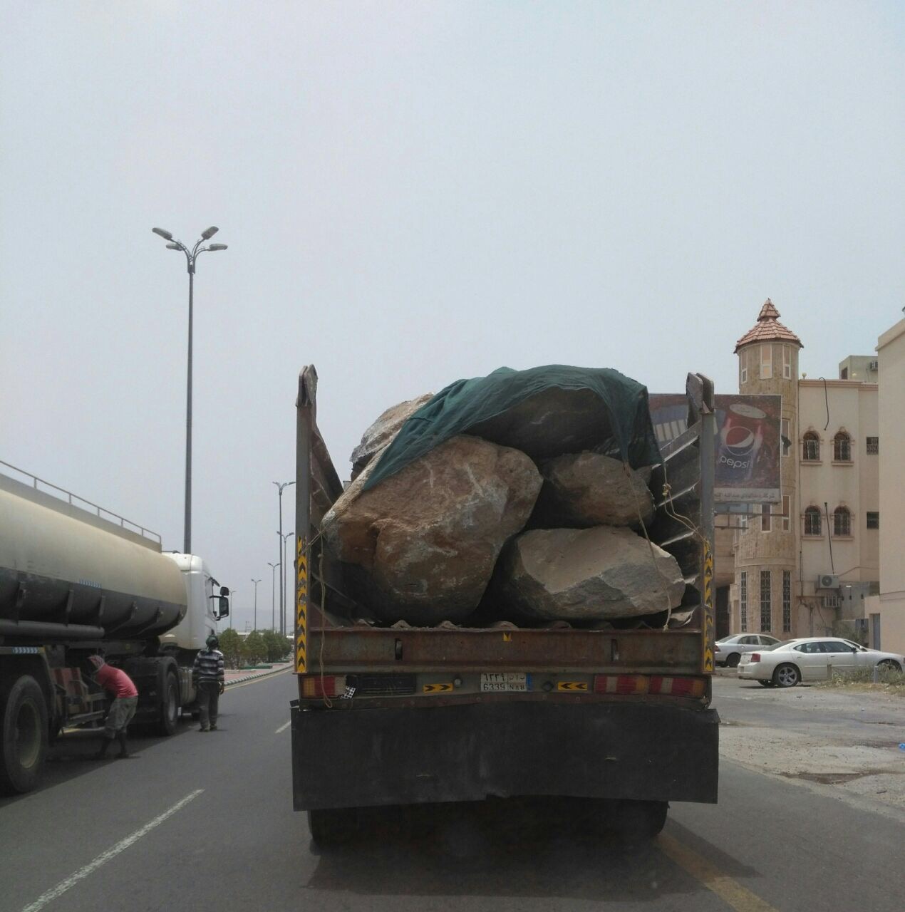 بالصور.. تهور سائقي الناقلات يهدد حياة أهالي محايل في خطر!