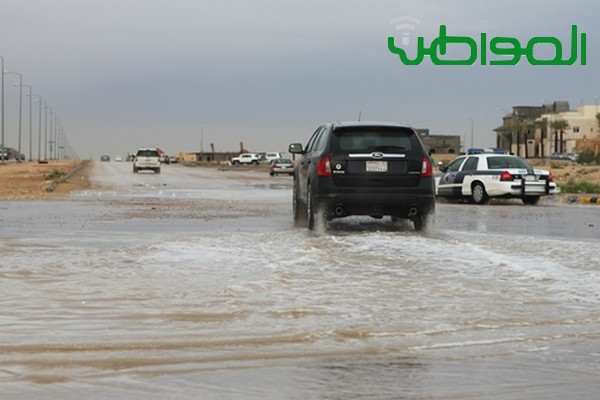 بالصور.. المطر يغسل وجه الرياض بعد موجة الغبار