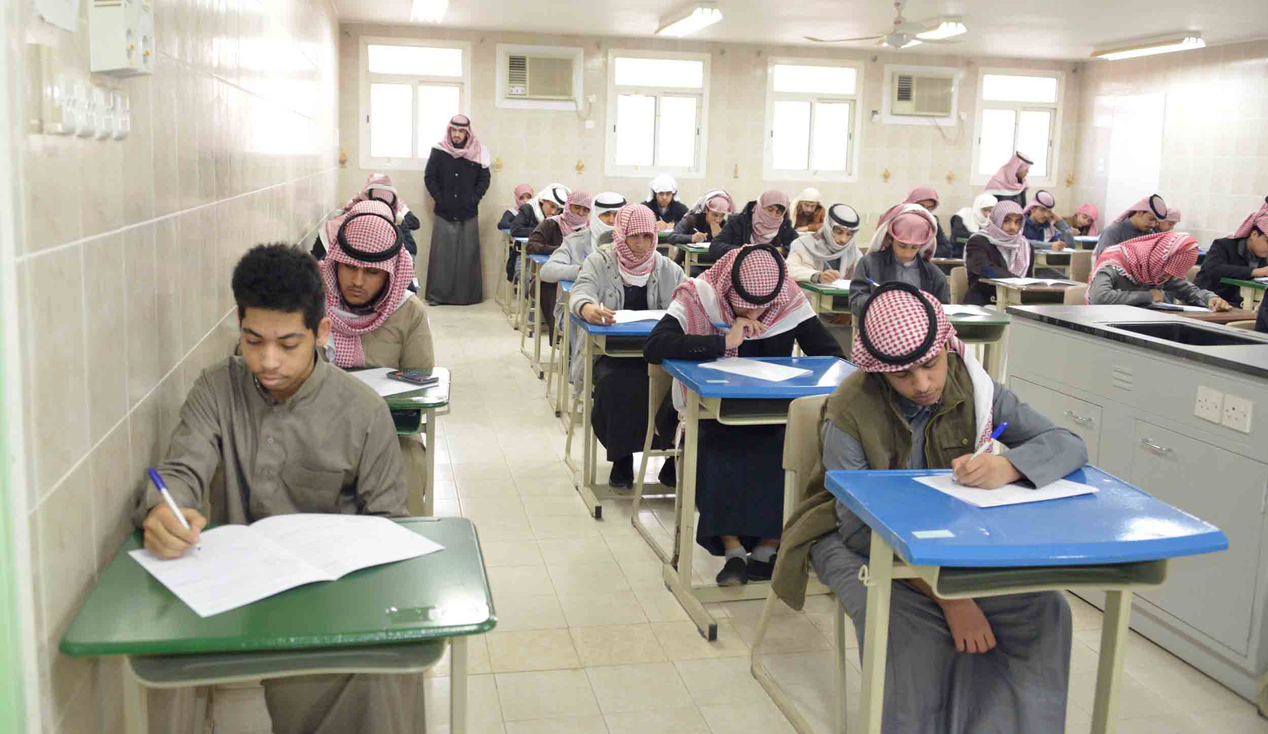 معلم يُحضر شخصاً لتأدية الاختبارات بديلاً عن قريبه في أبو عريش
