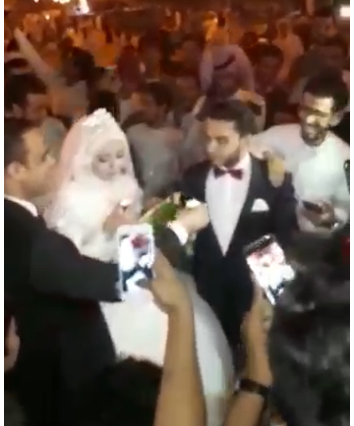 بالفيديو.. عريس يزف عروسه بممشى الروضة بالرياض