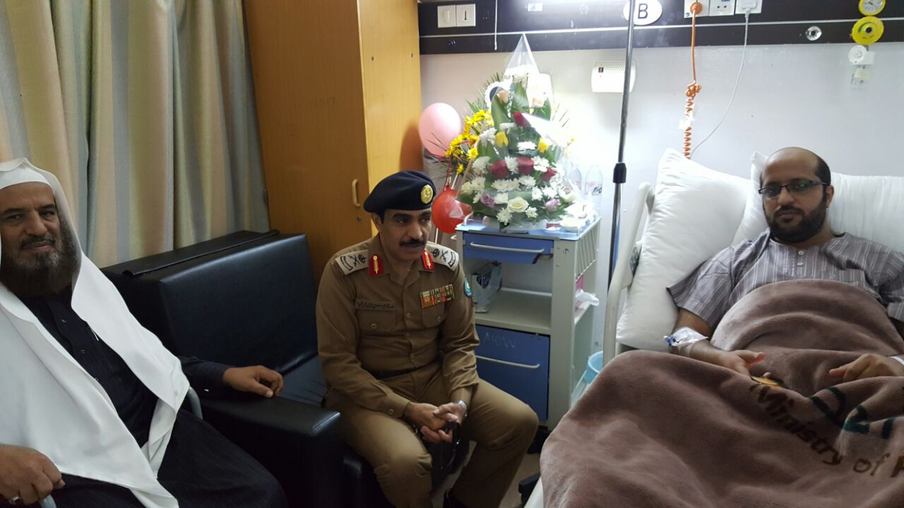 مدير “مدني عسير”  يزور ضابطا وجنديا منومان بمستشفى عسير