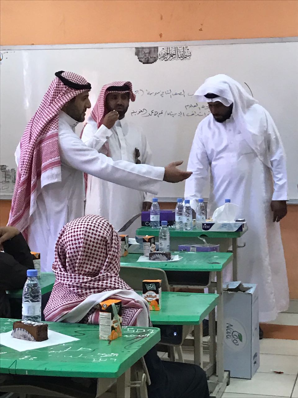 معلم يكرم طلابه لتفوقهم بالفترة الأولى بمتوسطة الأمير نايف بخميس مشيط
