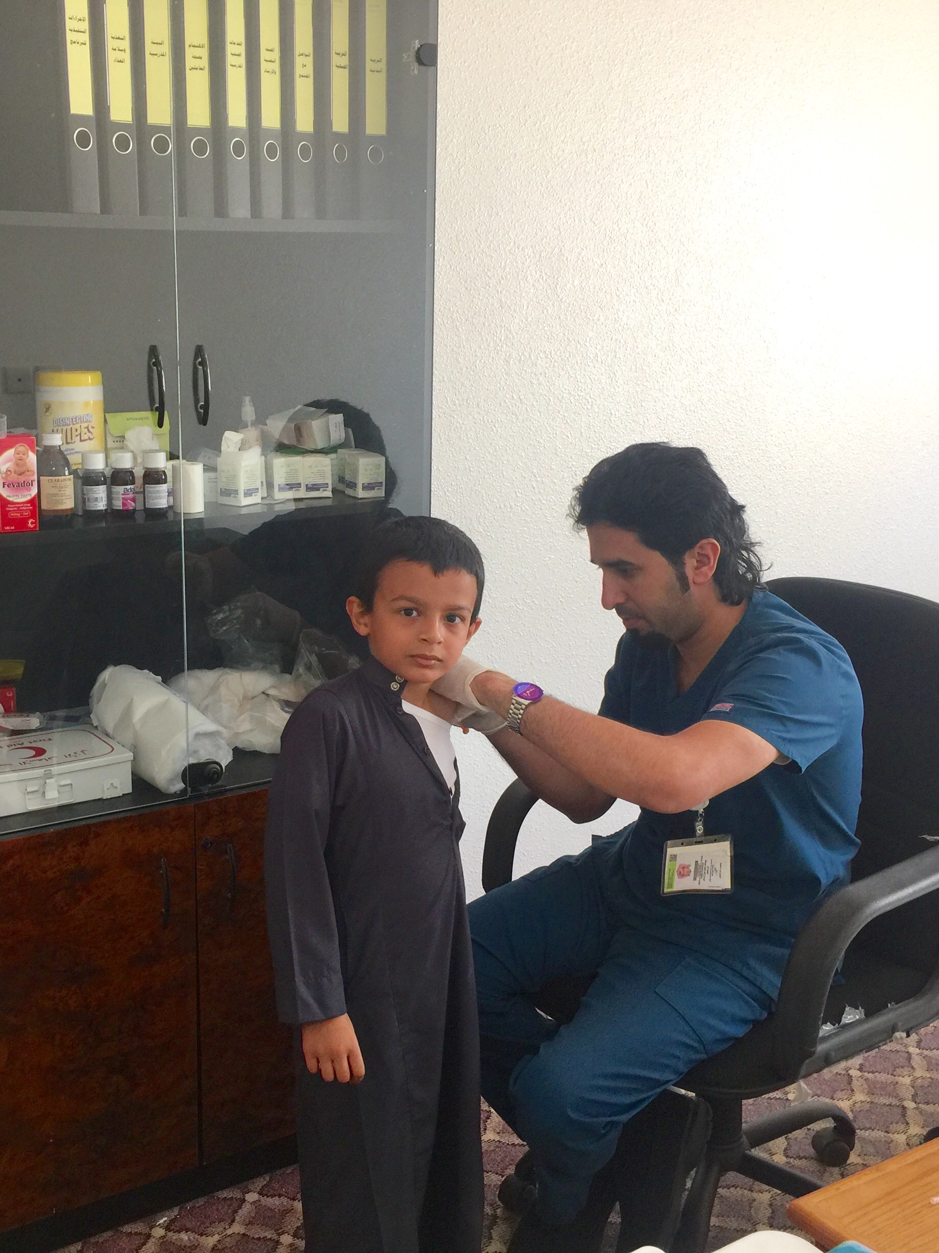 بالصور.. “المواطن” ترافق حملة تطعيم الطلاب بخميس مشيط