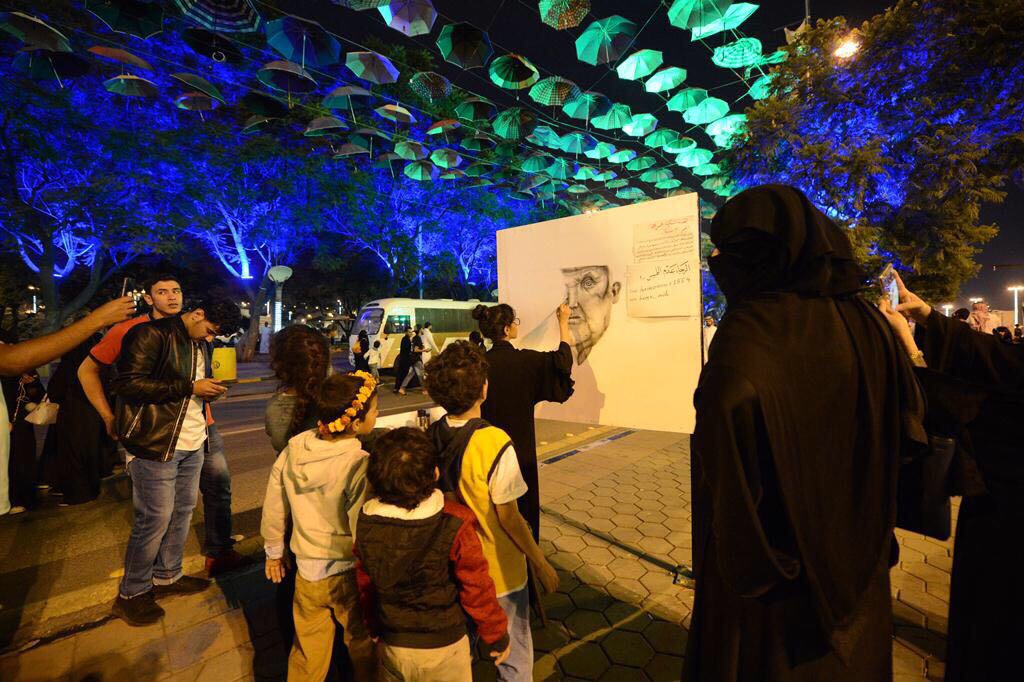 بالصور.. أصغر فنانة سعودية تلفت أنظار مرتادي شارع الفن بأبها